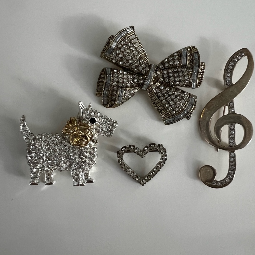 Silver brooch set (4)